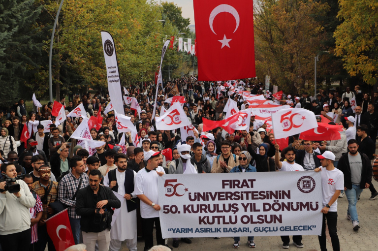 universitemizde-50-yil-yuruyusu-coskuyla-gerceklestirildi-image-12