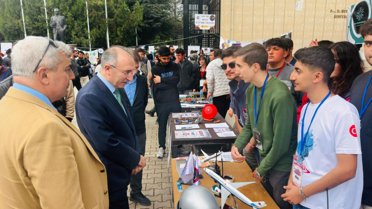 universitemizde-ogrenci-topluluklari-ogrencilere-tanitildi-image-12