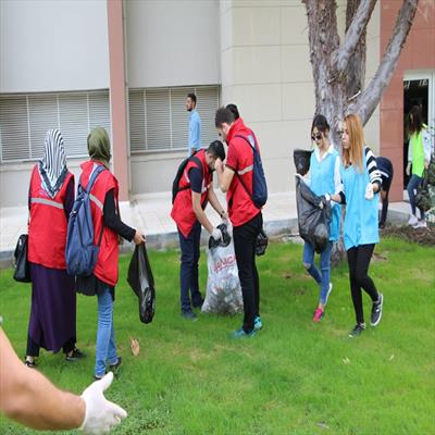ogrenciler-rekreasyon-dersi-kapsaminda-kampusteki-copleri-topladi-2948