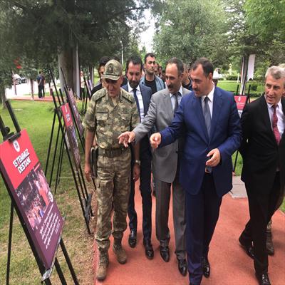 firat-universitesinde-15-temmuz-temali-fotograf-resim-sergisi-ve-sehitler-yolu-yuruyus-parkurunun-acilisi-yapildi-3103