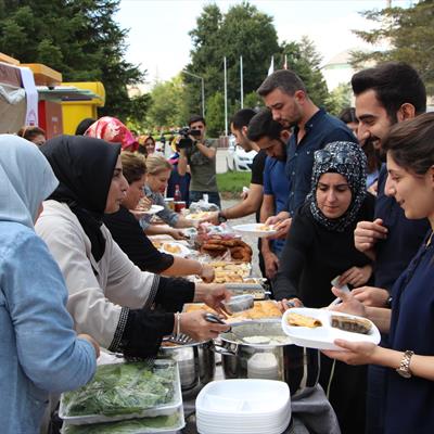 firat-universitesi-kadinlar-kolundan-yardim-kermesi-3155
