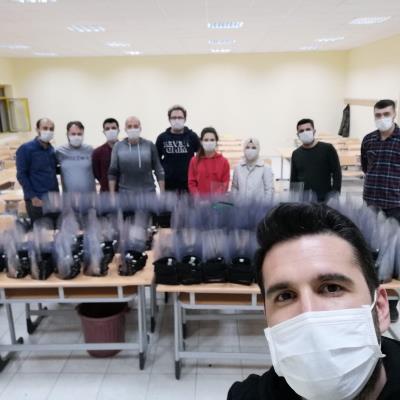 firat-universitesinde-saglik-calisanlari-icin-yuz-koruyucu-siperlik-uretildi-3256