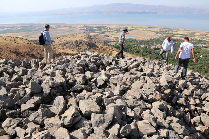 firat-universitesi-arkeoloji-bolumu-degirmenonu-koyunde-prehistorik-donem-arkeolojik-yuzey-arastirmasi-baslatti-3498