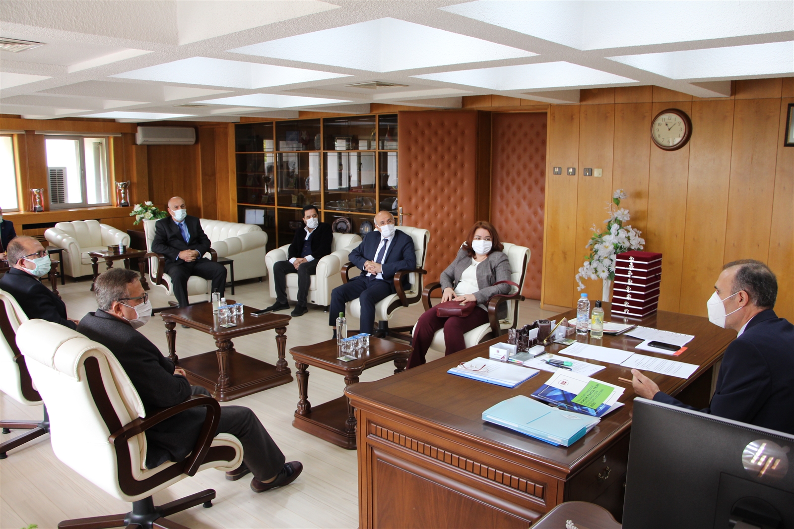 dunyanin-en-etkili-bilim-insanlari-listesine-giren-ogretim-uyelerine-tesekkur-plaketi-verildi-3502