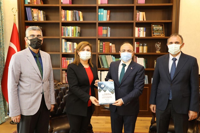 universitemizde-hazirlanan-elazigin-deprem-raporu-kitapcigi-vali-erkaya-yirika-takdim-edildi-4142