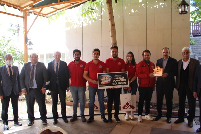 universitemiz-rektoru-prof-dr-goktas-teknofestte-basari-saglayan-takimlari-agirladi-4315
