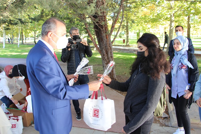 universitemizde-ogrenciler-canli-muzik-esliginde-hediyelerle-karsilandi-4330