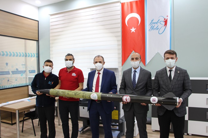 universitemiz-rektoru-prof-dr-fahrettin-goktastan-ipekyolu-roket-takimina-ziyaret-4348