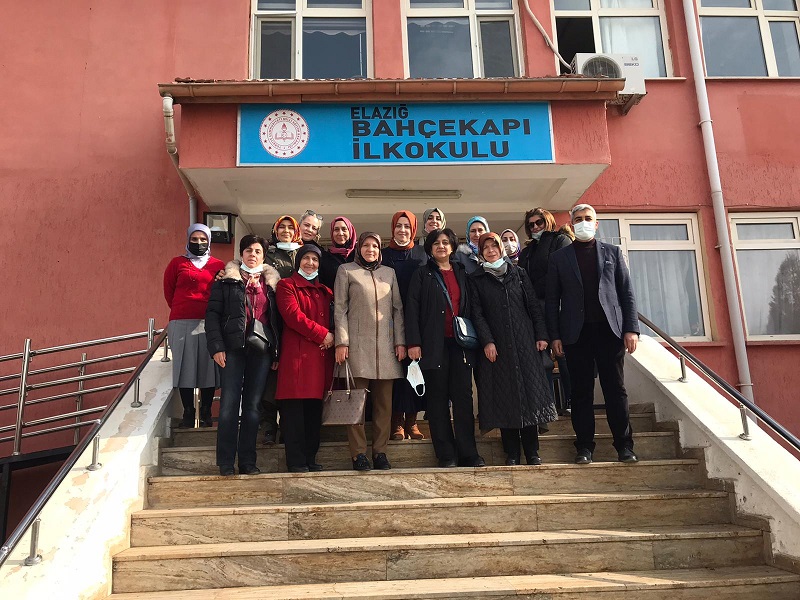 universitemiz-kadinlar-kolundan-ilkokul-ogrencilerine-kirtasiye-ve-giysi-yardimi-4452
