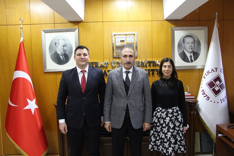 rektor-prof-dr-goktastan-odul-alan-ogretim-uyelerine-tesekkur-plaketi-4471