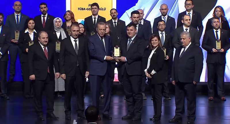 cumhurbaskani-erdogan-universitemiz-akademisyenlerine-tubitak-ve-tuba-gebip-odullerini-verdi-4528