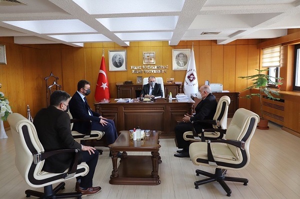 rektorumuz-prof-dr-goktas-akademisyenlerimize-plaket-takdim-etti-4656