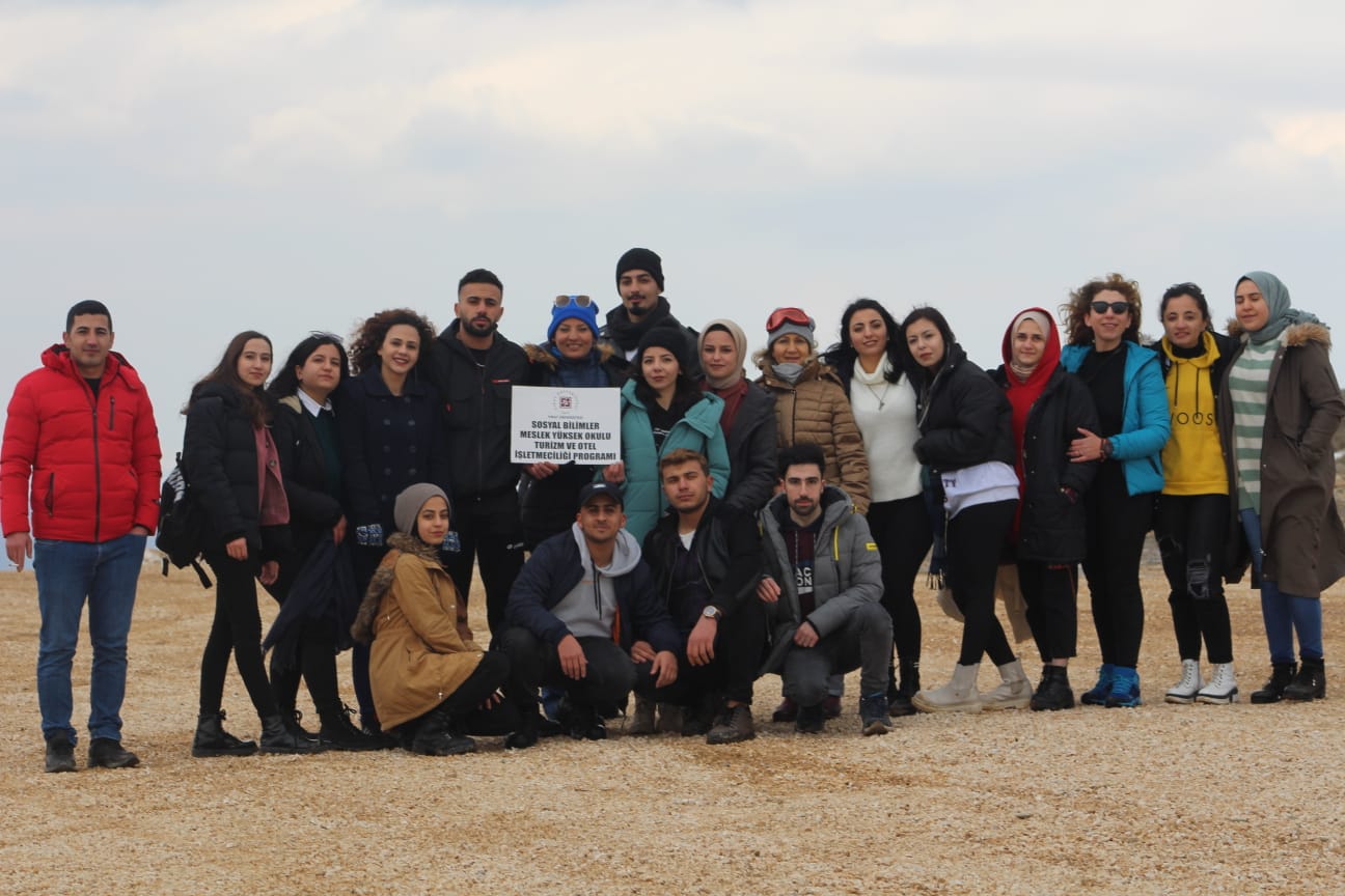 universitemiz-sosyal-bilimler-meslek-yuksekokulu-turizm-ve-otel-isletmeciligi-programi-ogrencileri-hazar-baba-kayak-merkezini-gezdi-4742