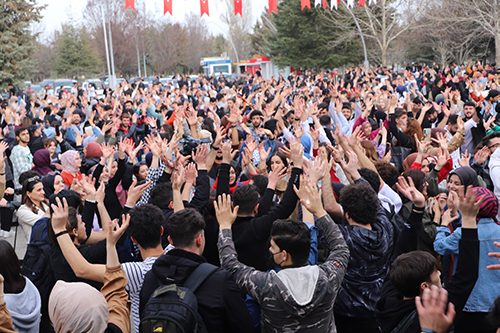 bahar-geliyor-konserlerinde-universite-ogrencileri-doyasiya-eglendi-4818