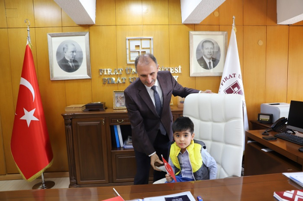 23-nisan-dolayisiyla-rektor-prof-dr-goktas-koltugunu-cocuklara-devretti-4869
