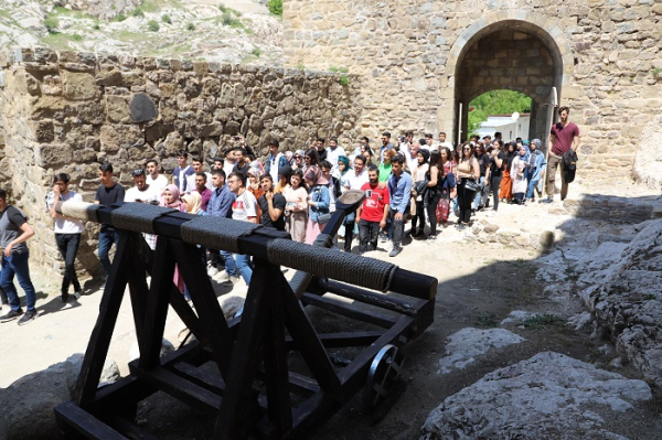 firat-fest-kapsaminda-universite-ogrencilerine-elazig-tanitiliyor-4934