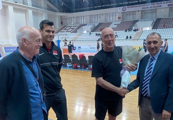 rektor-prof-dr-goktastan-a-milli-erkek-voleybol-takimina-ziyaret-4943