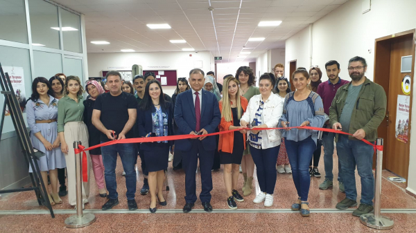 universitemiz-resim-is-ogretmenligi-ogrencileri-yaptiklari-calismalari-sergiledi-4969