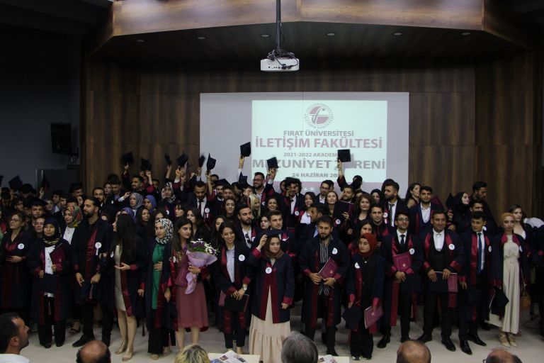 universitemiz-iletisim-fakultesi-2021-2022-egitim-ogretim-yili-mezuniyet-toreni-yapildi-5036