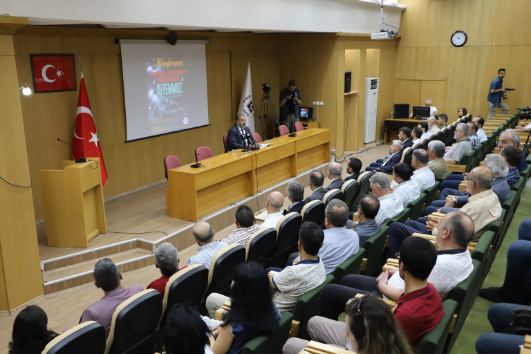 tarihten-gunumuze-darbeler-ve-15-temmuz-demokrasi-ve-milli-birlik-gunu-konulu-konferans-duzenlendi-5049