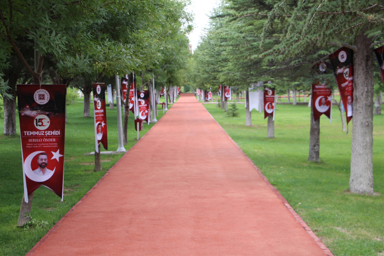 universitemizde-15-temmuz-sehitler-yolu-yuruyus-parkurunun-acilisi-yapildi-5062
