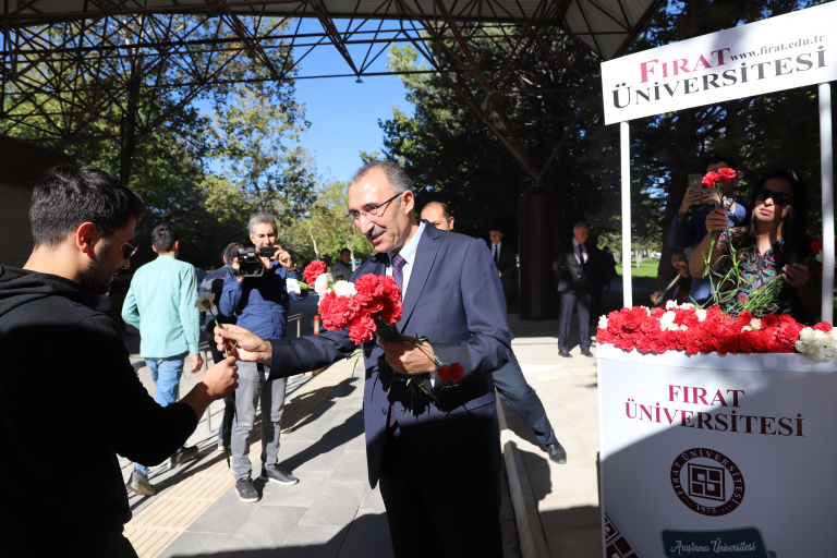 universitemiz-ogrencilerini-canli-muzik-esliginde-hediyelerle-karsiladi-5158