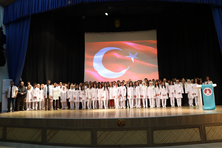 universitemiz-dis-hekimligi-fakultesinde-beyaz-onluk-giyme-sevinci-yasandi-5288