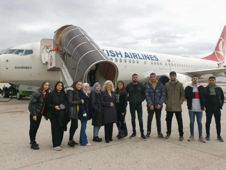 ogrencilerimiz-havalimanini-gezerek-ucaklarda-inceleme-yapti-5307