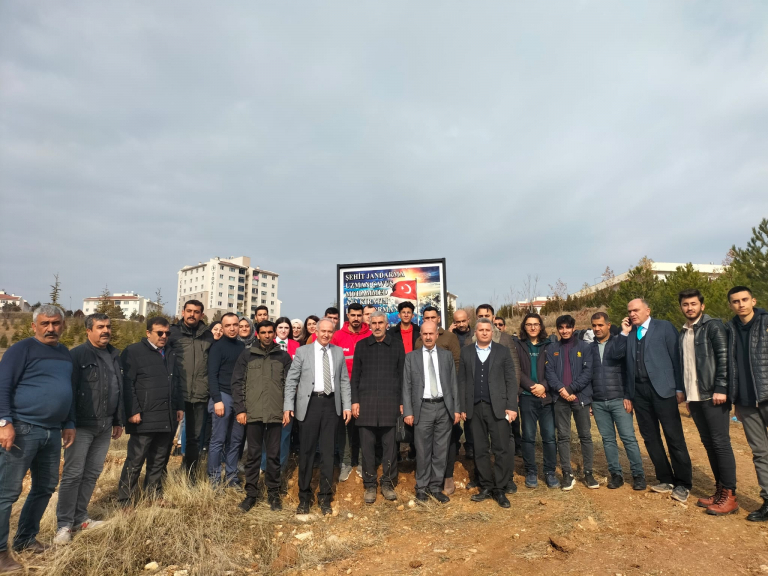 kovancilar-meslek-yuksekokulu-ogrencileri-sehitlerimiz-icin-hatira-ormani-olusturdu-5308