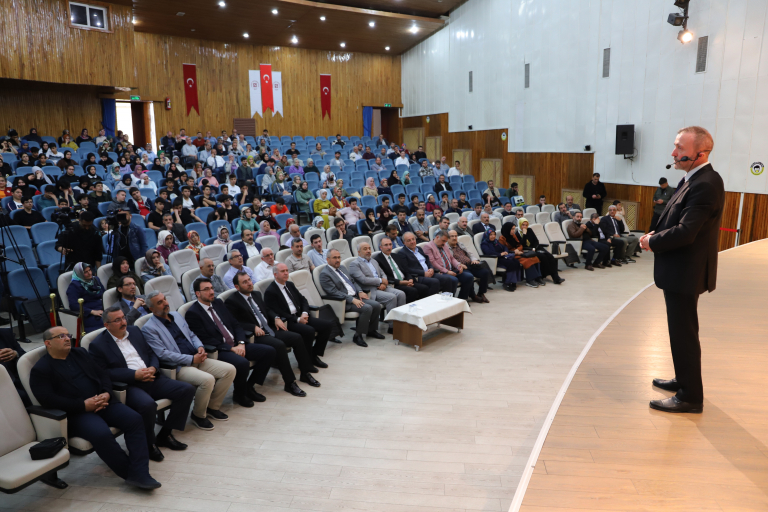 son-donemde-turkiyede-din-egitimi-ogretimi-ve-hizmetlerindeki-gelismeler-konulu-konferans-duzenledi-5523