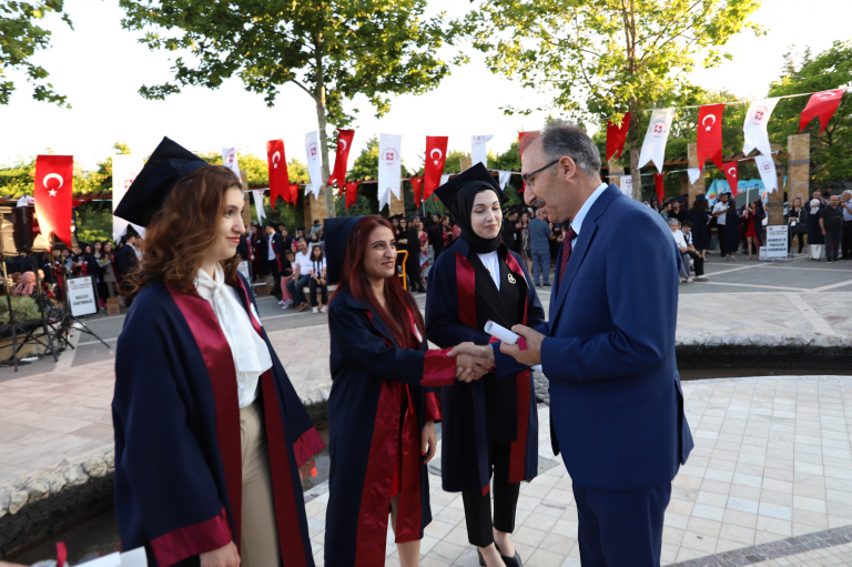 egitim-fakultesi-2022-2023-akademik-yili-mezuniyet-toreni-yapildi-5592