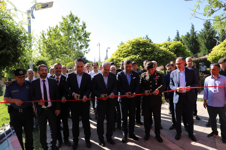 universitemizde-15-temmuz-temali-resim-sergisinin-acilisi-yapildi-5596