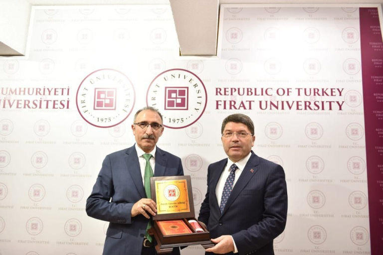 adalet-bakani-yilmaz-tunc-universitemizi-ziyaret-etti-5610