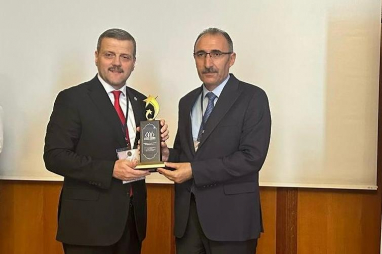 universitemiz-rektoru-prof-dr-goktasa-cekyada-bilime-katki-odulu-verildi-5663