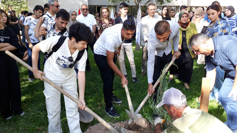 tip-fakultesi-ogrencileri-fidan-dikti-5676