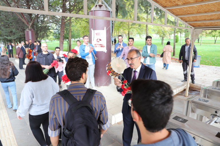 universitemiz-ogrencilerini-davul-ve-klarnetle-karsiladi-5697