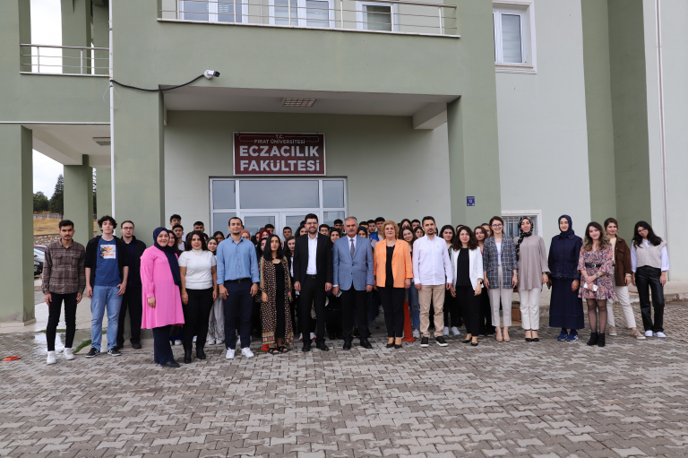 universitemiz-eczacilik-fakultesi-ilk-ogrencilerine-merhaba-dedi-5706