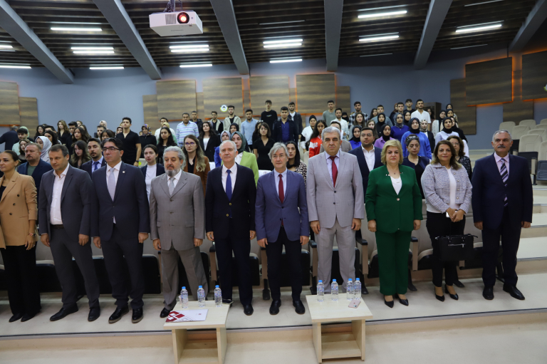 eczacilik-fakultesinin-ilk-ogrencilerine-onluk-giydirme-toreni-duzenlendi-5716