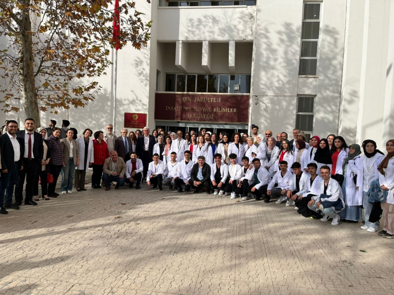 universitemiz-fen-fakultesi-kimya-bolumu-yeni-ogrencileri-beyaz-onluklerini-giydi-5809