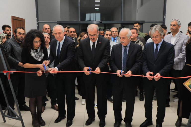universitemizde-filistin-savas-baris-temali-resim-sergisi-acildi-5816