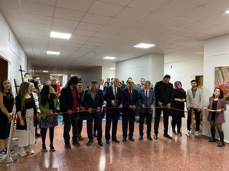 universitemizde-tubitak-2209-a-projesi-kapsaminda-resim-sergisi-acildi-5828
