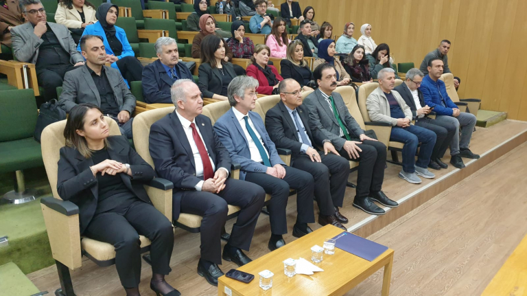 universitemiz-de-cumhuriyetimizin-100-yilinda-kadinlarimiz-konulu-panel-duzenlendi-5831