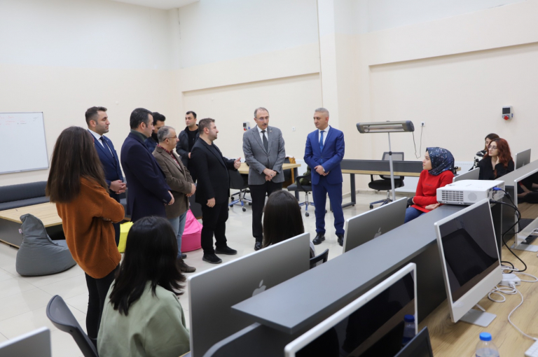 universitemiz-rektoru-prof-dr-goktas-code-23-firat-yazilim-atolyesi-projesi-egitimlerini-ziyaret-etti-5860