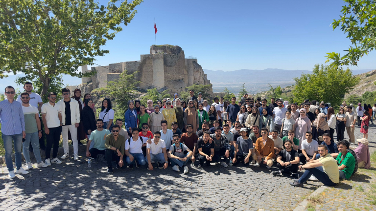 universitemiz-ogrencileri-harputu-gezdi-6207