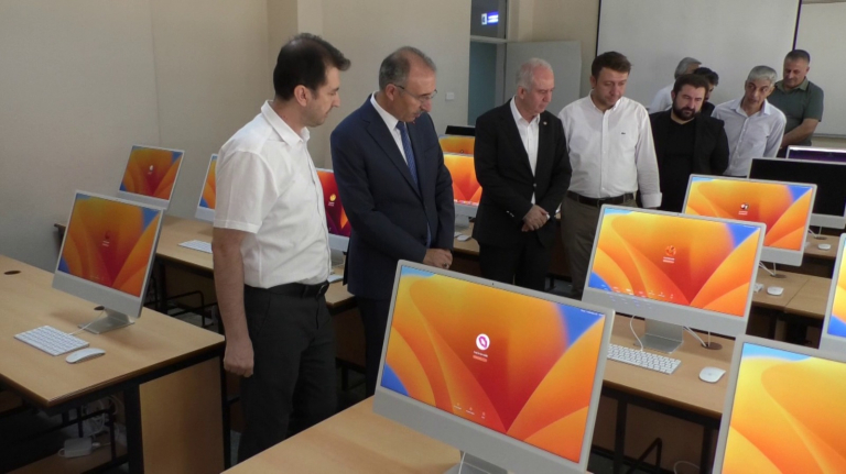 universitemize-50-adet-imac-bilgisayardan-olusan-yeni-bir-laboratuvar-kazandirildi-6311