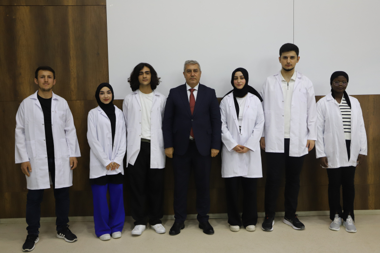 universitemiz-veteriner-fakultesinde-beyaz-onluk-giyme-sevinci-yasandi-6408