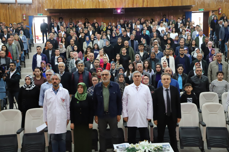 universitemiz-tip-fakultesi-birinci-sinif-ogrencileri-duzenlenen-torenle-beyaz-onluklerini-giydi-6462