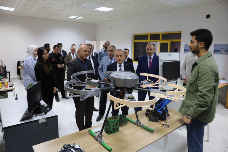 vali-hatipoglundan-universitemiz-tusas-laboratuvarina-ziyaret-6524
