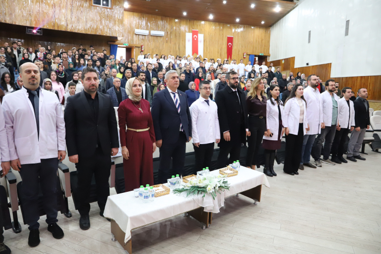 universitemiz-dis-hekimligi-fakultesinde-beyaz-onluk-giyme-toreni-duzenlendi-6555
