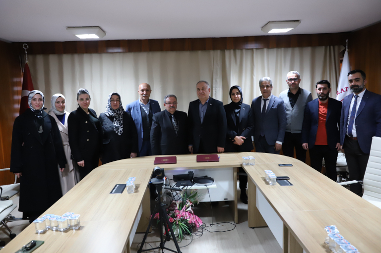 universitemiz-ile-turkiye-beyazay-dernegi-arasinda-is-birligi-protokolu-imzalandi-6623